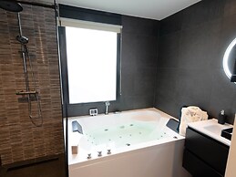 Deluxe Canal-side Stay