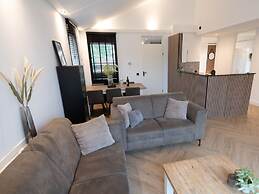 Deluxe Canal-side Stay
