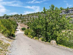 Minerve Holiday Home With Garden