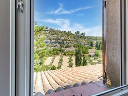 Minerve Holiday Home With Garden
