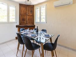 Minerve Holiday Home With Garden