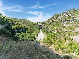 Minerve Holiday Home With Garden