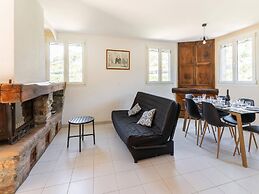 Minerve Holiday Home With Garden