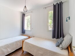 Minerve Holiday Home With Garden