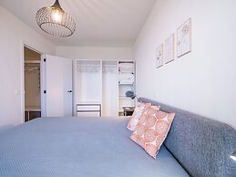 Spacious Apartment With Sunny Terrace