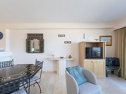 Spacious Apartment With Direct sea View