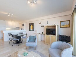 Spacious Apartment With Direct sea View
