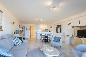 Spacious Apartment With Direct sea View