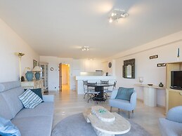Spacious Apartment With Direct sea View