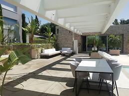 Villa in Patras With Pool Near Beach