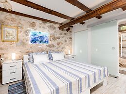 Stylishly Decorated Apartment With Private Terrace
