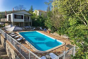 Hillside Pool & Spa Retreat