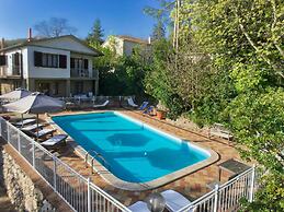 Hillside Pool & Spa Retreat
