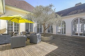 Bright Holiday Home With Garden