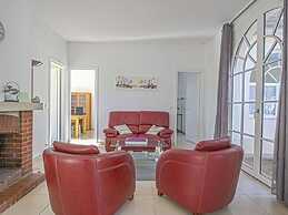 Bright Holiday Home With Garden