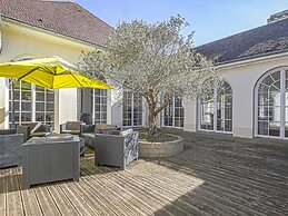 Bright Holiday Home With Garden