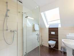 Oak Modern Retreat in Uberlingen