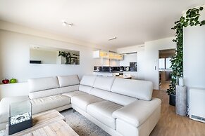 Apartment by Zeedijk With Sea View
