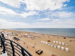 Apartment by Zeedijk With Sea View