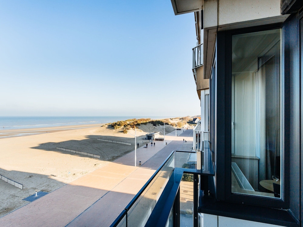 Apartment on Zeedijk With Stunning Sea View
