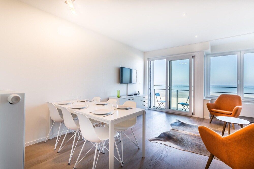 Apartment on Zeedijk With Stunning Sea View