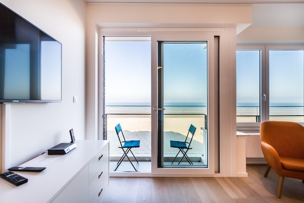 Apartment on Zeedijk With Stunning Sea View