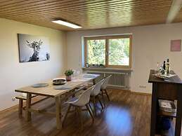 Appealing Apartment Near Lake