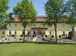 Courtyard View - Manor by the Lake