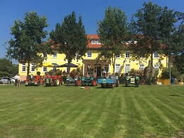 Courtyard View - Manor by the Lake