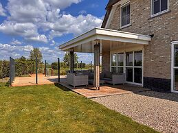 Villa by Tjeukemeer With Sauna & Whirlpool