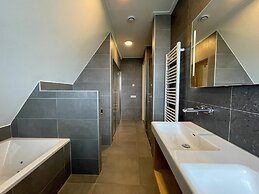 Villa by Tjeukemeer With Sauna & Whirlpool