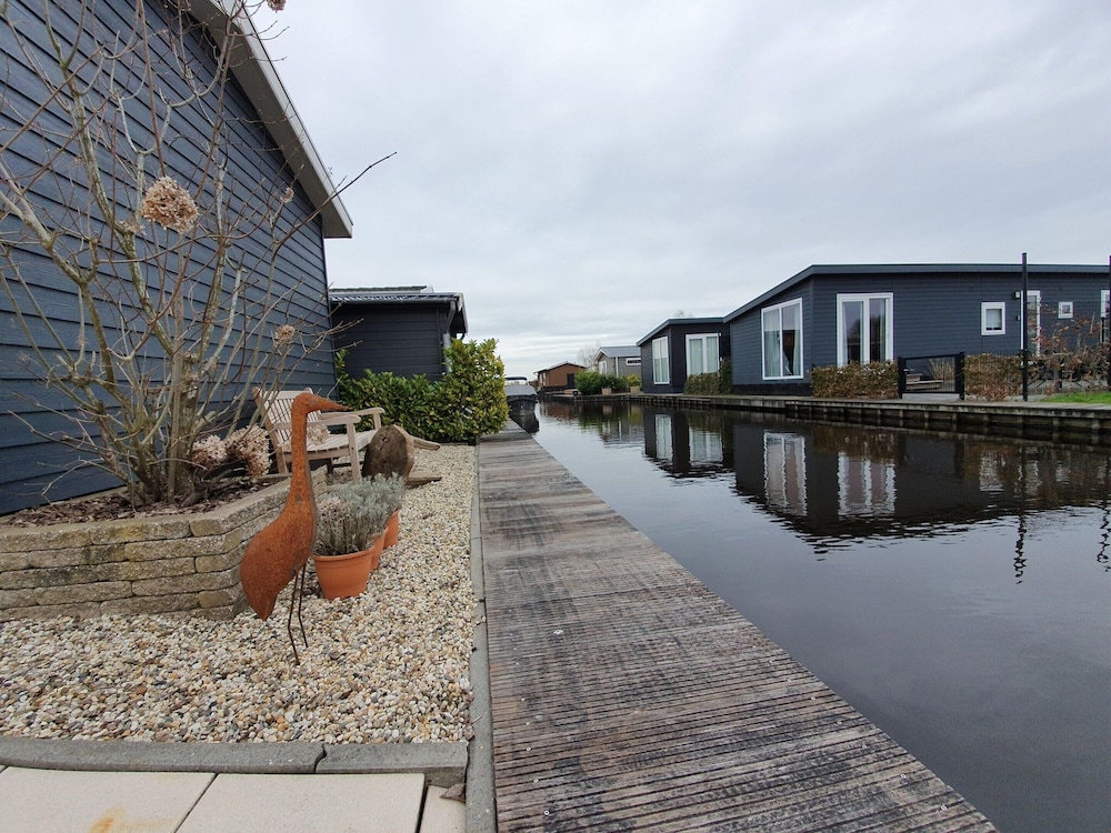 Canal-side Stay, Giethoorn
