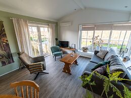Canal-side Stay, Giethoorn
