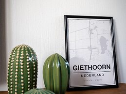 Canal-side Stay, Giethoorn