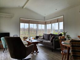 Canal-side Stay, Giethoorn