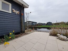 Canal-side Stay, Giethoorn