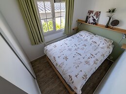 Canal-side Stay, Giethoorn