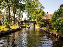 Canal-side Stay, Giethoorn