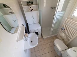 Canal-side Stay, Giethoorn