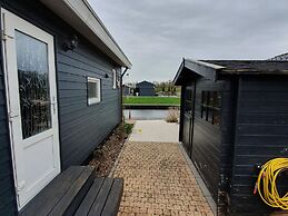 Canal-side Stay, Giethoorn