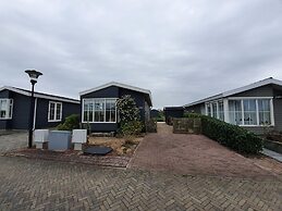 Canal-side Stay, Giethoorn