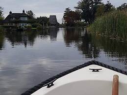 Canal-side Stay, Giethoorn