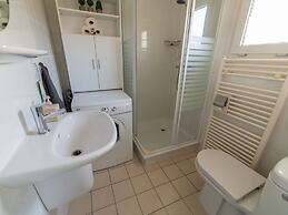 Canal-side Stay, Giethoorn