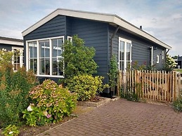 Canal-side Stay, Giethoorn