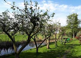 Canal-side Stay, Giethoorn