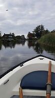 Canal-side Stay, Giethoorn
