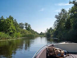 Canal-side Stay, Giethoorn