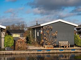 Canal-side Stay, Giethoorn