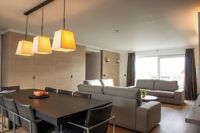 Spacious Seaside Apartment