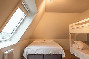 Spacious Seaside Apartment